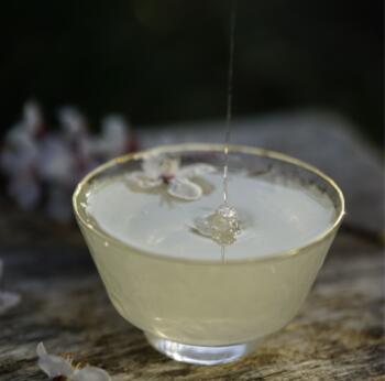 白蜂蜜價(jià)格是多少（白蜂蜜一般要多少錢(qián)一斤）